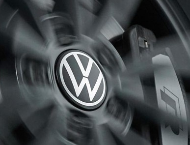 Dynamische Nabenkappen mit VW-Logo